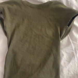 Zara tshirt - Jättesnygg tshirt från Zara med öppen rygg, jättesnygg militär grön färg och knappt använd!! 
