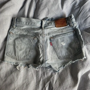Levis  501 jeansshorts - Super snygga 501 jeanshorts från Levis. Gillar de jätte mycket men tyvärr.  är de för små för mig ): de är omkring Xs/s/36