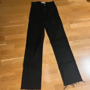 Zara jeans - Raka jeans. Strl 34. Har ingen bild på