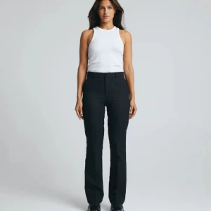 Bikbok kostymbyxa - Supersnygga kostymbyxor från bikbok med midwaist🩷de är lite slitna längst ner på benen då dom är lite för långa för mig(skriv för bild på defekten)pris kan diskuteras 