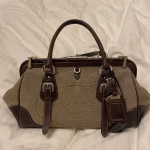 Prada väska  - Prada väska, köpt på vestier för 6 månader sen. Köpte den för 5800 kr. 