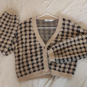 Kofta  - Mysigaste koftan från NA-KD 