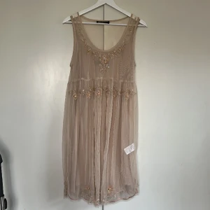 Baby Doll klänning  - Dovt Puderrosa/natur baby doll klänning från Twin Set med underklänning. Nypris ca 3500kr Storlek L men de är små i storleken så jag säger M/L. Fint skick. Ursnygg på sommaren med en overszied kavaj över och  boots, eller klackar! Bröllop/student.