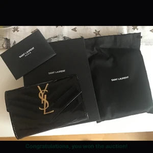 Ysl plånbok - Säljer denna helt nya saint Laurent cassandre matelasse small envelope wallet i svart patent läder. Äkta ! Orginal dustbag, låda och kort följer med💞 limited edition, finns ett fack baktill och 4 kort fack inuti💞pris går att diskuteras, nypris 4600kr