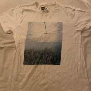 T shirt dedicated - T shirt från dedicated Nypris 350kr Snyggt tryck. 