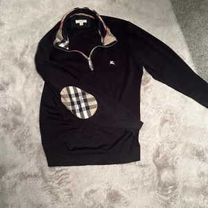 Burberry  - Säljer burberry halv zip för 1200. 6/10 skick då det är ett litet hål men inget synligt!