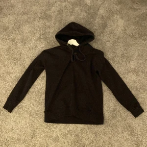 Hoodie  -  säljer min svarta Hoodie på grund av att den inte kommer till användning, den är i väldigt fint skick! 200kr ny