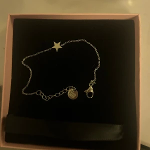 Stjärn armband!  - Superfint stjärnarmband!! Knappt använd, innan köp så läggs den i en silver rengöring vid önskemål 🫶🏽 syns inga defekter på den 💞🙌🏽