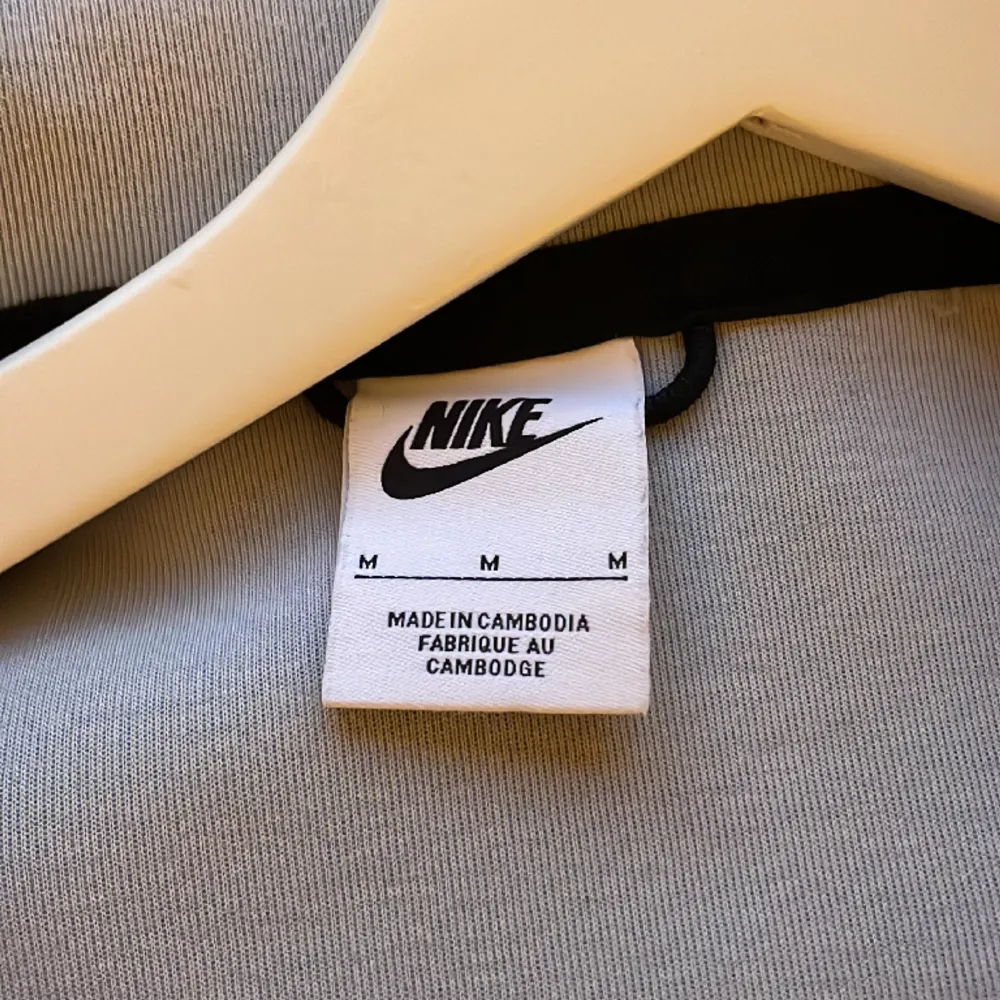 Nike tech som är lite skadad men det syns icke när man använder den. Säljer pga för stor och badväder den aldrig storlek M. Hoodies.