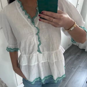 Neo noir blus  - Superfin blus från Neo Noir. Helt ny och har prislappen kvar. Perfekt inför vår/sommar! 