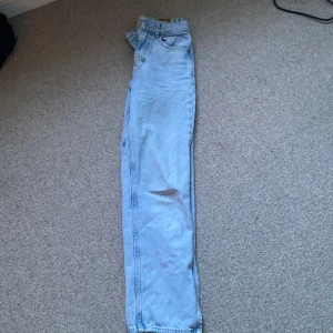 Ljusblå jeans - Jätte fina! Har en slits där nere🩷