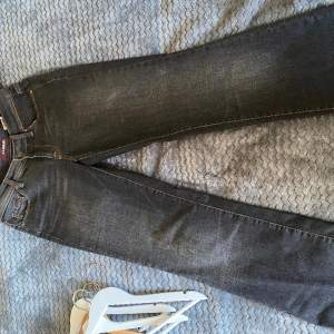 Lågmidjade vintage jeans med coola fickor. De går inte att köpa längre men de såldes förr för 1800.