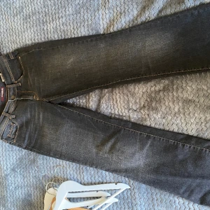 Lågmidjade vintage jeans - Lågmidjade vintage jeans med coola fickor. De går inte att köpa längre men de såldes förr för 1800.