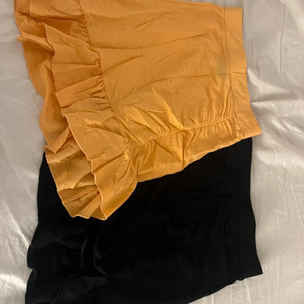 2 likadana kjolar från Gina tricot. Den svarta är S och den orangea XS. Båda 2 för 50kr! Skriv för fler bilder.. Kjolar.