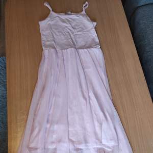 Jättefin rosa klänning i storlek 146/152. Mycket populär bland yngre barn