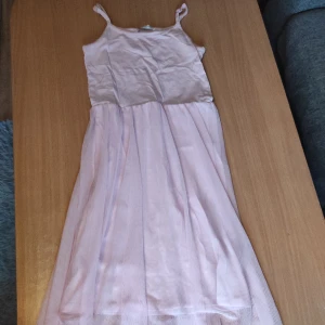 Rosa klänning - Jättefin rosa klänning i storlek 146/152. Mycket populär bland yngre barn