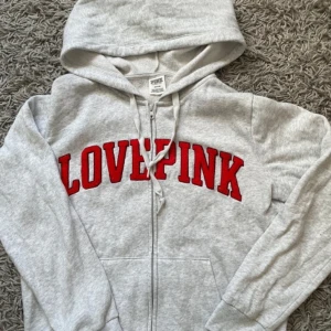 SNYGG VICTORIA SECRET KOFTA - Säljer min skit snygga grå kofta från Victoria SECRET PINK. Jätte fint skick. Den är mjuk och mysig inåti. Storlek M men kan också passa S. Kom privat ifall ni undrar något!🥰💓