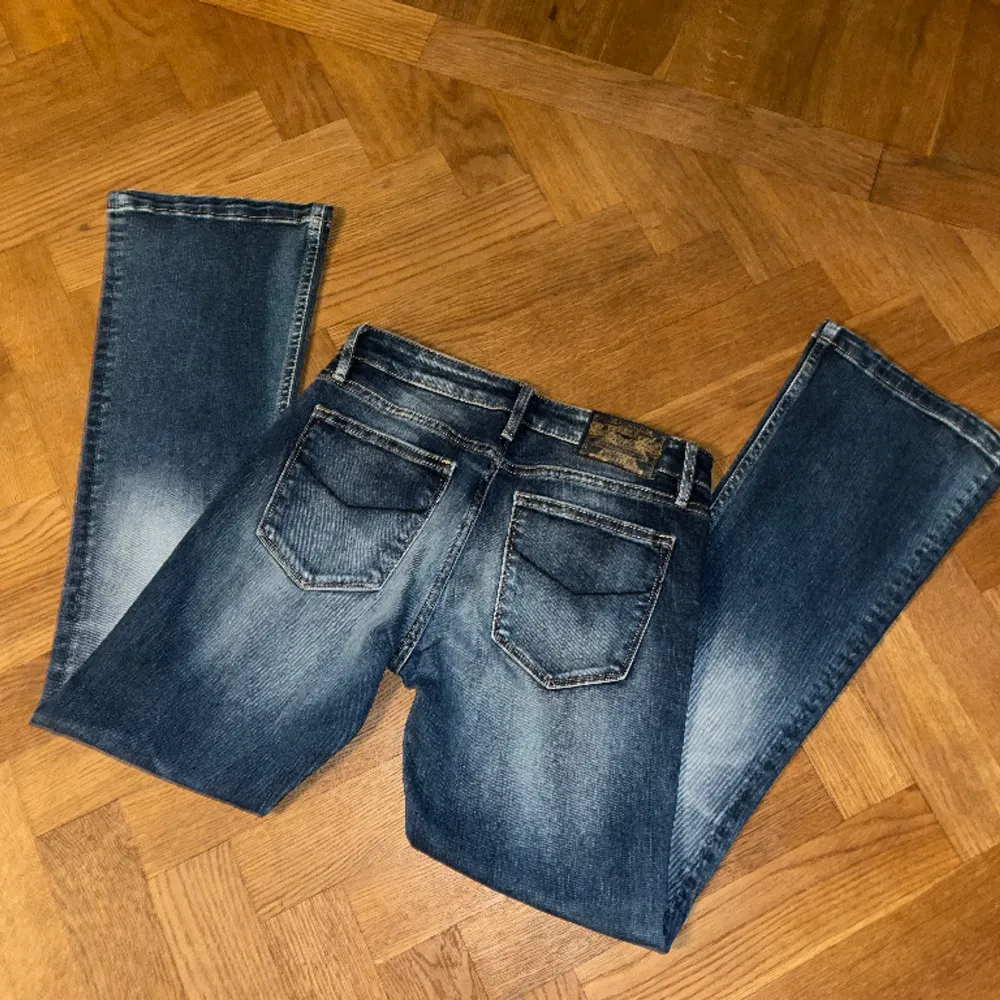 Trendiga lågmidjade jeans från Crocker i modellen Pep boot.💙 Storlek 28/31. Använda cirka 3 gånger.  . Jeans & Byxor.