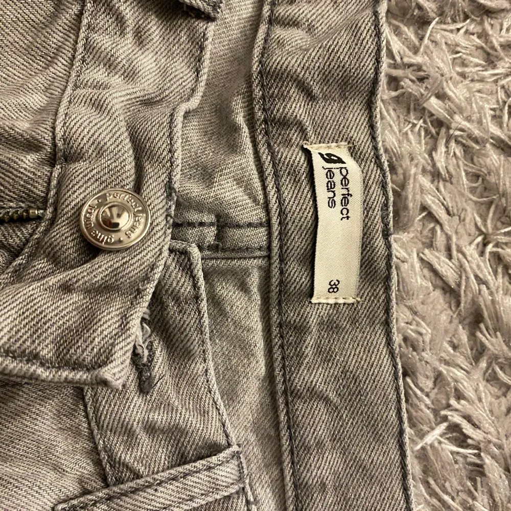 gråa low waist jeans från gina tricot, använd fåtal gånger, storlek 38, super fina. Jeans & Byxor.