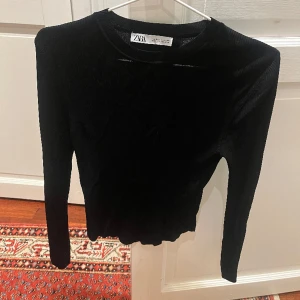Svart tröja  - En svart jättefin tunn stickad tröja från zara i storlek S, den har lite detaljer på sidorna att den går upp💓