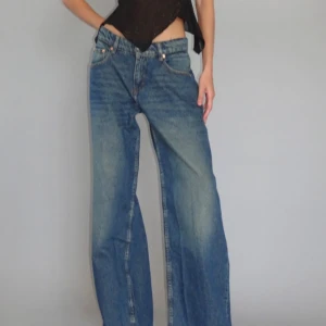 Roomy motel rocks jeans - sjukt snygga lågmidjade baggy jeans från motel rocks i färgen bright blue. jeansen har en ”vintage” wash och sitter jättefint på! helt nya och etiketten sitter kvar. storlek w26 l32  mått: midja 39x2 innerben 80. svarar gärna på frågor❤️