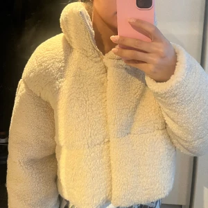 Teddyjacka - Säljer min helt oanvända teddyjacka frpn Zara i storlek M men passar bra om man vanligtvis har storlek S också. 