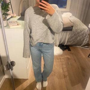 Jeans - Ljusblåa raka jeans från Weekday i modellen Rowe. Knappt använda alls