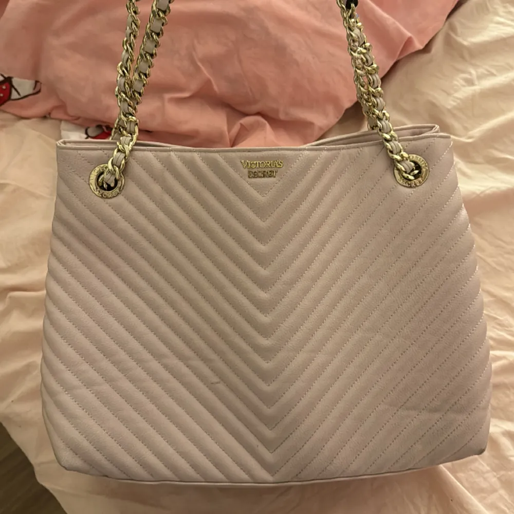 Ljus rosa Victoria secret handväska, köpt för drygt 1 år sen, säljer pga ingen användning 💕. Väskor.