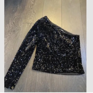 Sequin  - Paljett tröja från bikbok 