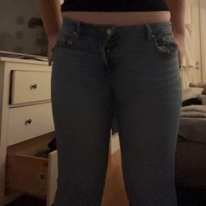 Säljer dessa fina Low Waist bootcut jeansen då de inte kommer till användning 💕i storlek 158 och de är stretchiga . Skulle säga de funkar för storlek 34/36/38. Jag är 161 och de är lite för långa för mig! Säljs ej i butik längre!inga defekter 