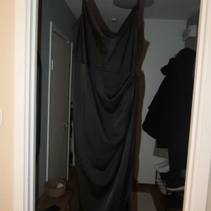 Satinklänning  - Satinklänning från SHEIN som var för liten och är därmed aldrig använd. 