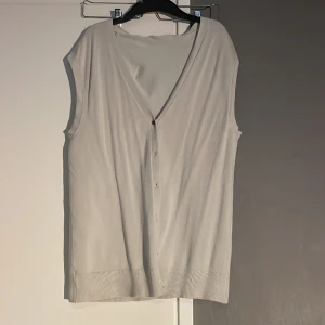 Väst - Väst från zara i storlek S. Aldrig använd.  V-ringad med knappar. 