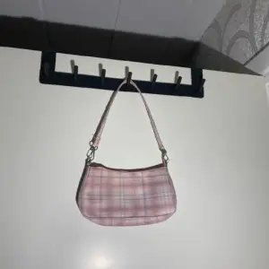 En rosa handväska i fint mönster som blivit använd en gång☺️