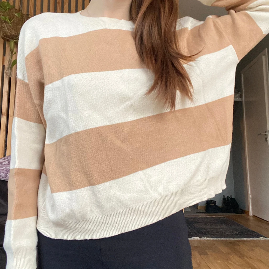 Finstickad, randig, beige bomullströja - 2