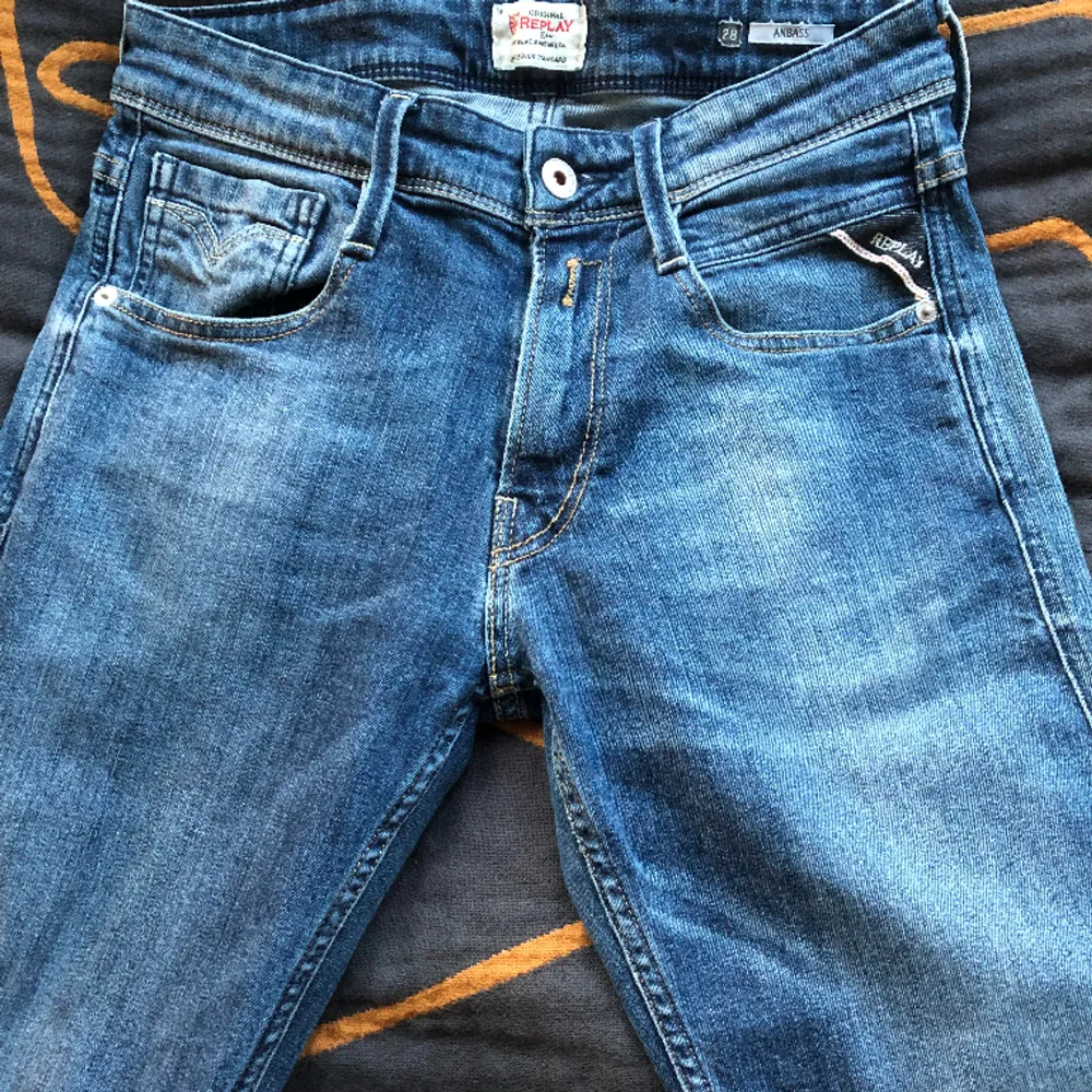 Tjena säljer nu ett par riktigt feta Replay jeans i modellen anbass. Jeansen är i storlek 28, nypris är ca 1700. Tveka inte på att ställa några  frågor kring jeansen.. Jeans & Byxor.