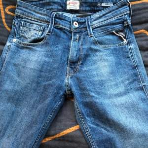 Tjena säljer nu ett par riktigt feta Replay jeans i modellen anbass. Jeansen är i storlek 28, nypris är ca 1700. Tveka inte på att ställa några  frågor kring jeansen.