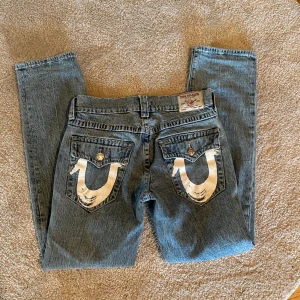 True religon jeans - Straight true religon, i modellen ricky. Lite upptrampade. Midja: 40cm, innerben: 83cm, ytterben: 106cm! Använd gärna köp nu🫶