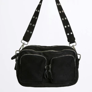 CONNIE Axelväska  - Snygg axelväska från Gina tricot. Avtagbara band, kommer med långa band. Mycket bra skick! 