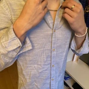 Blå vit skjorta - Säljer en blå och vit skjorta från Smog i storlek M. Den har inga defekter. 