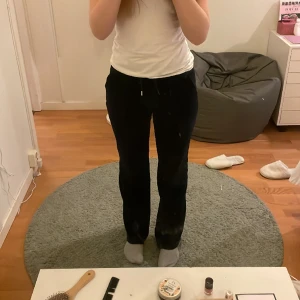 Juicy Couture - Säljer mina mörkblåa Juicy Counture byxor då dom inte kommer till användning längre och är lite för små💕💕 ser svarta ut på bilden men är mörkblå❤️(ena metall änden på ena snöret är av)