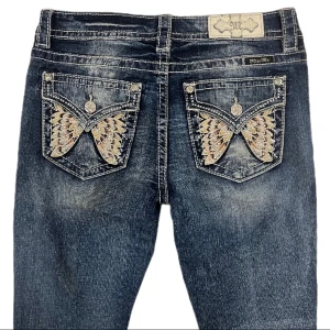 Miss me jeans - Lågmidjade straight miss me jeans i fint skick utan fläckar. Midjemåttet tvärs över är 40cm och Innerbenslängden är 70cm. Jag är 168cm lång❤️ Tryck gärna på köp nu!