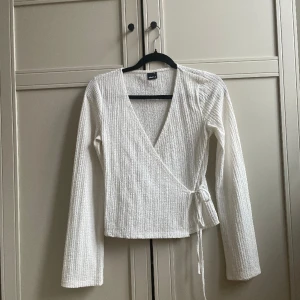 Blus från Gina  - En vit omlottblus som är jättefin och skön 🤍