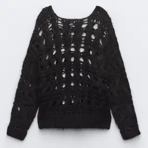 En fin stickad ihålig svart tröja från zara med storlek M💕Använd endast en gång😋 