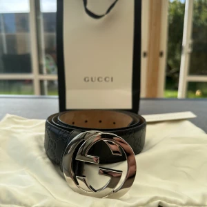 Gucci bälte storlek 110 - Skriv till mig för fler bilder !!  Gucci bälte i mycket bra skick. Har använt bältet några gånger, annars har den bara legat i dustbagen.  Lämnade in bältet i butiken Levi’s där jag bad dem göra 3 st hål till då bältet va stort på mig