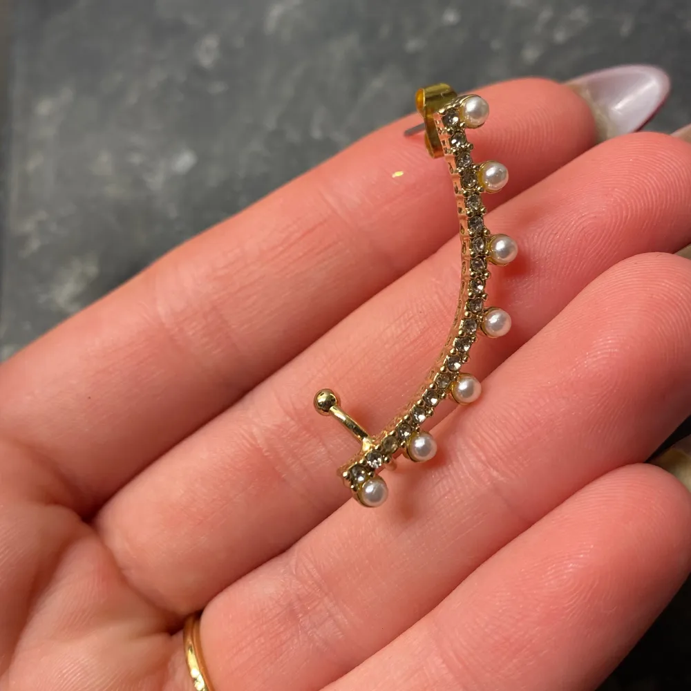 Oanvänt guldörhänge som går att ha i helix piercingen!. Accessoarer.
