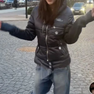 Nickelson jacka - Använd men är i gott skick🫶🏼köpt från Vinted och har gott kvalitet 💕står ej storlek men jag gissar att det är runt s/m