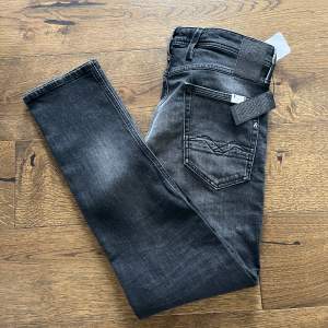 Säljer dessa helt nya Replay anbass jeans med tagsen kvar. Pris kan diskuteras vid snabb affär. Skriv om du har några frågor.