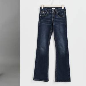 Säljer super snygga jeans från Gina Young! De är som nya och liknar true religon, nypris är 350 men säljer för 165! Sitter som Xs💞 tveka inte vid frågor😇💘