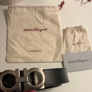 Salvatore Ferregamo Bälte - Hej, säljer mitt stiliga Salvatore Ferregamo bälte. Skicket är använt men inga skador eller så. Fick det i julklapp men det kommer inte till användning längre. Bältet är One Size men det kommer med en plugg så du väljer ditt eget mått. Nypris 4500kr!