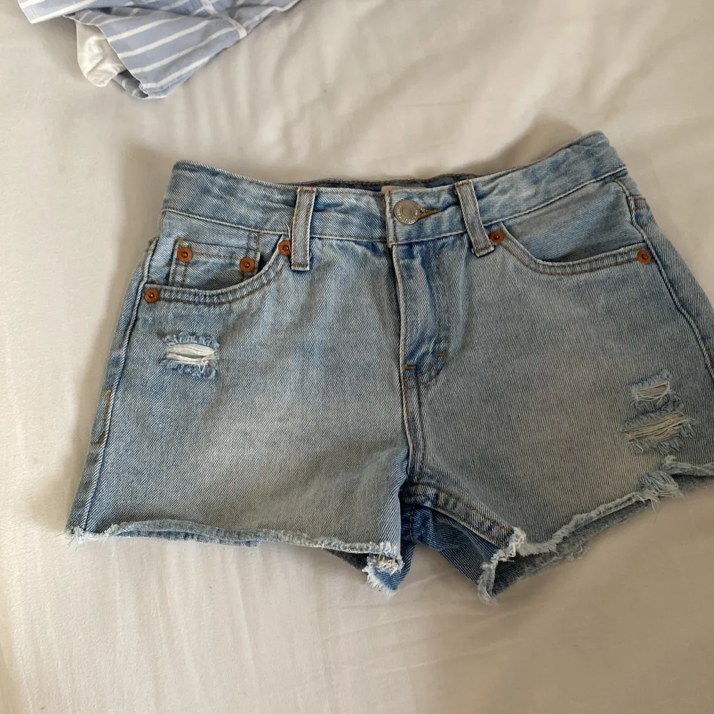 Säljer min jättefina Levis jeansshorts eftersom de börjar bli för små. Jättefint skick och köpta för ca 400 kr och säljer därför de för 230. Priset kan diskuteras❤️❤️. Shorts.